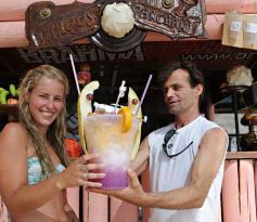 Foto de la galería: Parchan Tragos a Full