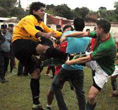 Foto de la galería: Brown 2-Sarmiento 0, con final lamentable.-