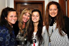 Foto de la galería: Cristina Laszeski, con amigas