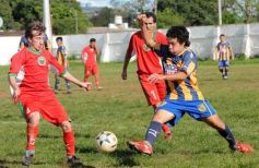 Sixto Fotografías. Deportes. Liga Posadeña A - Brown 1-Mitre 2