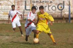 Sixto Fotografías. Deportes. Liga Posadeña A - Crucero 1-Guaraní 1