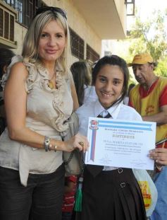 Foto de la galería: Entrega de diplomas a los abanderados y sus escoltas de las escuelas primarias de Posadas