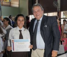 Foto de la galería: Entrega de diplomas a los abanderados y sus escoltas de las escuelas primarias de Posadas