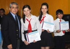 Foto de la galería: Entrega de diplomas a los abanderados y sus escoltas de las escuelas primarias de Posadas