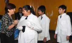 Foto de la galería: Entrega de diplomas a los abanderados y sus escoltas de las escuelas primarias de Posadas