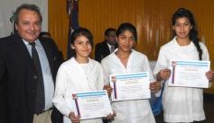 Foto de la galería: Entrega de diplomas a los abanderados y sus escoltas de las escuelas primarias de Posadas