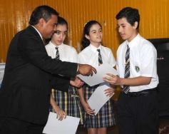 Foto de la galería: Entrega de diplomas a los abanderados y sus escoltas de las escuelas primarias de Posadas
