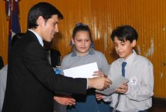 Foto de la galería: Entrega de diplomas a los abanderados y sus escoltas de las escuelas primarias de Posadas