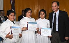 Foto de la galería: Entrega de diplomas a los abanderados y sus escoltas de las escuelas primarias de Posadas