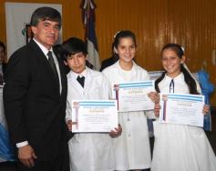 Foto de la galería: Entrega de diplomas a los abanderados y sus escoltas de las escuelas primarias de Posadas