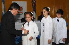 Foto de la galería: Entrega de diplomas a los abanderados y sus escoltas de las escuelas primarias de Posadas