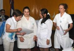 Foto de la galería: Entrega de diplomas a los abanderados y sus escoltas de las escuelas primarias de Posadas