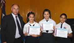 Foto de la galería: Entrega de diplomas a los abanderados y sus escoltas de las escuelas primarias de Posadas