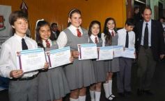 Foto de la galería: Entrega de diplomas a los abanderados y sus escoltas de las escuelas primarias de Posadas