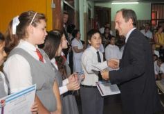 Foto de la galería: Entrega de diplomas a los abanderados y sus escoltas de las escuelas primarias de Posadas