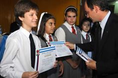 Foto de la galería: Entrega de diplomas a los abanderados y sus escoltas de las escuelas primarias de Posadas