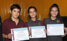 Foto de la galería: Entrega de diplomas a los abanderados y sus escoltas de las escuelas primarias de Posadas