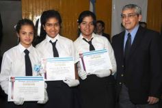Foto de la galería: Entrega de diplomas a los abanderados y sus escoltas de las escuelas primarias de Posadas