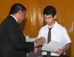 Foto de la galería: Entrega de diplomas a los abanderados y sus escoltas de las escuelas primarias de Posadas