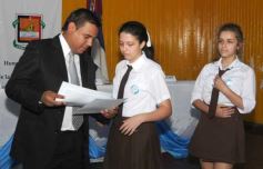 Foto de la galería: Entrega de diplomas a los abanderados y sus escoltas de las escuelas primarias de Posadas
