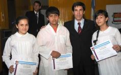 Foto de la galería: Entrega de diplomas a los abanderados y sus escoltas de las escuelas primarias de Posadas