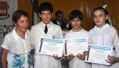 Foto de la galería: Entrega de diplomas a los abanderados y sus escoltas de las escuelas primarias de Posadas