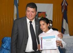 Foto de la galería: Entrega de diplomas a los abanderados y sus escoltas de las escuelas primarias de Posadas