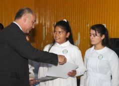 Foto de la galería: Entrega de diplomas a los abanderados y sus escoltas de las escuelas primarias de Posadas