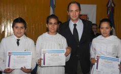 Foto de la galería: Entrega de diplomas a los abanderados y sus escoltas de las escuelas primarias de Posadas