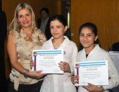 Foto de la galería: Entrega de diplomas a los abanderados y sus escoltas de las escuelas primarias de Posadas