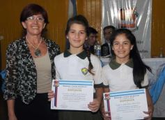 Foto de la galería: Entrega de diplomas a los abanderados y sus escoltas de las escuelas primarias de Posadas