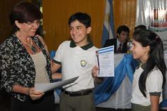 Foto de la galería: Entrega de diplomas a los abanderados y sus escoltas de las escuelas primarias de Posadas