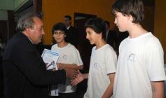 Foto de la galería: Entrega de diplomas a los abanderados y sus escoltas de las escuelas primarias de Posadas