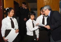 Foto de la galería: Entrega de diplomas a los abanderados y sus escoltas de las escuelas primarias de Posadas