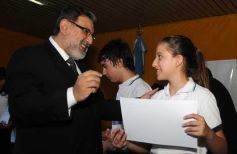 Foto de la galería: Entrega de diplomas a los abanderados y sus escoltas de las escuelas primarias de Posadas