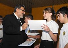 Foto de la galería: Entrega de diplomas a los abanderados y sus escoltas de las escuelas primarias de Posadas