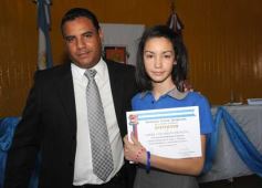Foto de la galería: Entrega de diplomas a los abanderados y sus escoltas de las escuelas primarias de Posadas