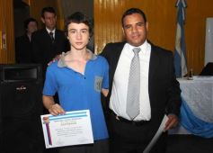 Foto de la galería: Entrega de diplomas a los abanderados y sus escoltas de las escuelas primarias de Posadas