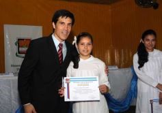 Foto de la galería: Entrega de diplomas a los abanderados y sus escoltas de las escuelas primarias de Posadas