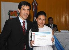 Foto de la galería: Entrega de diplomas a los abanderados y sus escoltas de las escuelas primarias de Posadas