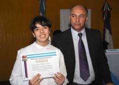 Foto de la galería: Entrega de diplomas a los abanderados y sus escoltas de las escuelas primarias de Posadas
