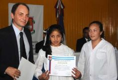 Foto de la galería: Entrega de diplomas a los abanderados y sus escoltas de las escuelas primarias de Posadas