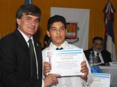 Foto de la galería: Entrega de diplomas a los abanderados y sus escoltas de las escuelas primarias de Posadas