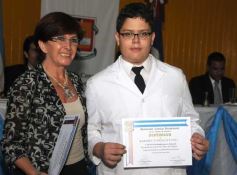 Foto de la galería: Entrega de diplomas a los abanderados y sus escoltas de las escuelas primarias de Posadas