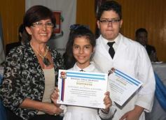 Foto de la galería: Entrega de diplomas a los abanderados y sus escoltas de las escuelas primarias de Posadas