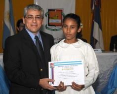 Foto de la galería: Entrega de diplomas a los abanderados y sus escoltas de las escuelas primarias de Posadas
