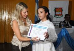 Foto de la galería: Entrega de diplomas a los abanderados y sus escoltas de las escuelas primarias de Posadas
