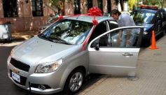 Foto de la galería: Ariel Rippel, ganador de un 0km. en el 10° sorteo de la Dirección General de Rentas para consumidores finales