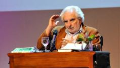 Foto de la galería: Mario “Pacho” O’ Donnell disertó en el Teatro Lírico