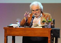 Foto de la galería: Mario “Pacho” O’ Donnell disertó en el Teatro Lírico